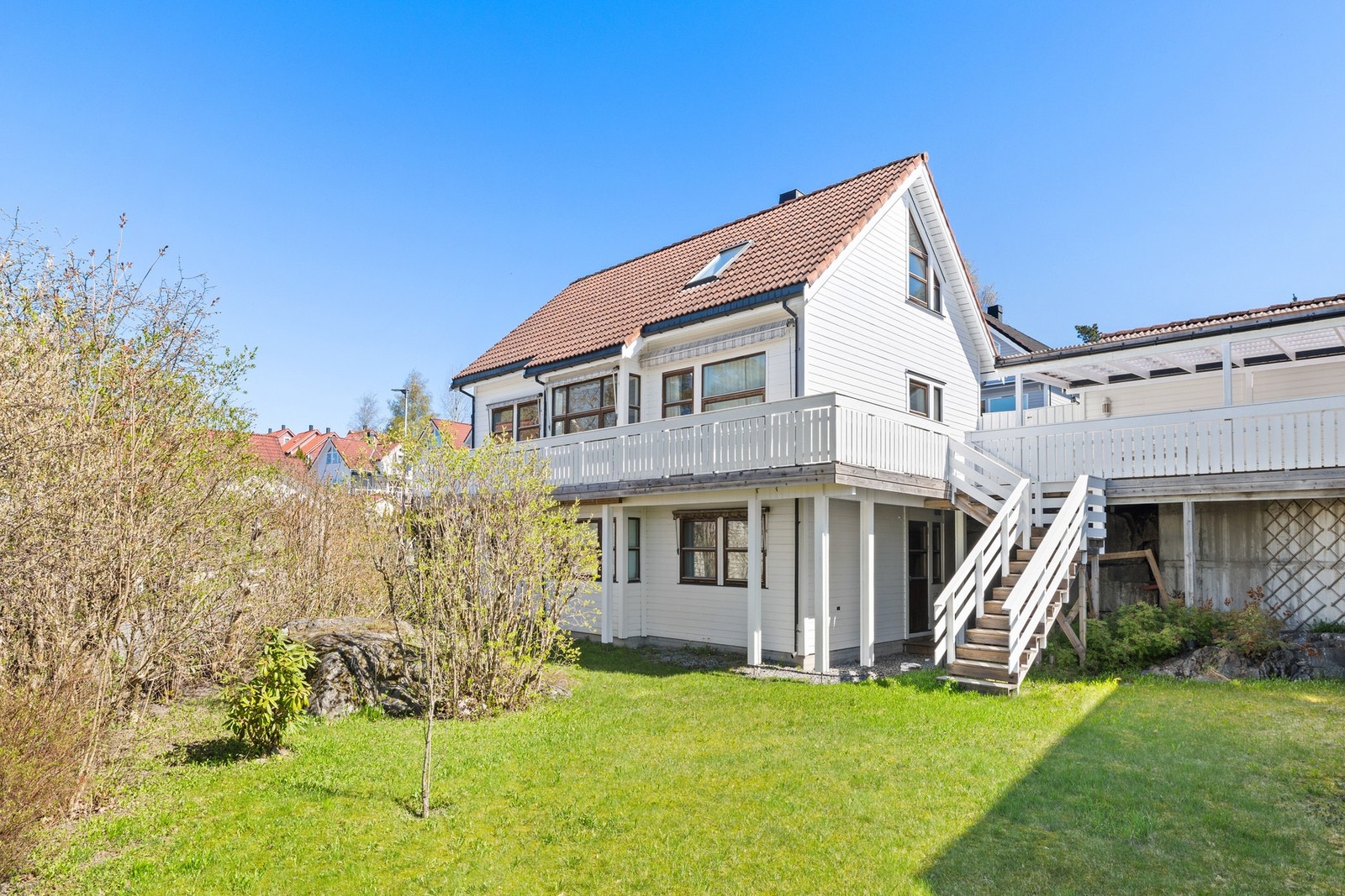 Flott hage med trapp opp til terrasse Galleribilde