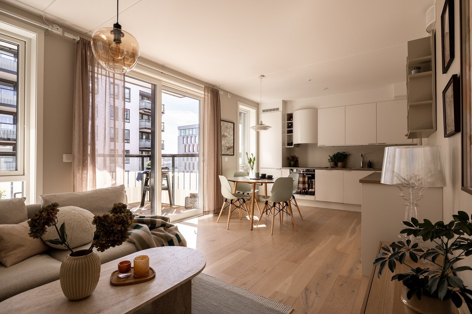 Store vindusflater fra gulv til himling slipper inn rikelig med naturlig lys og gir rommet en luftig og åpen følelse. Boligen har en moderne og delikat standard med tidsriktige fargevalg. Galleribilde