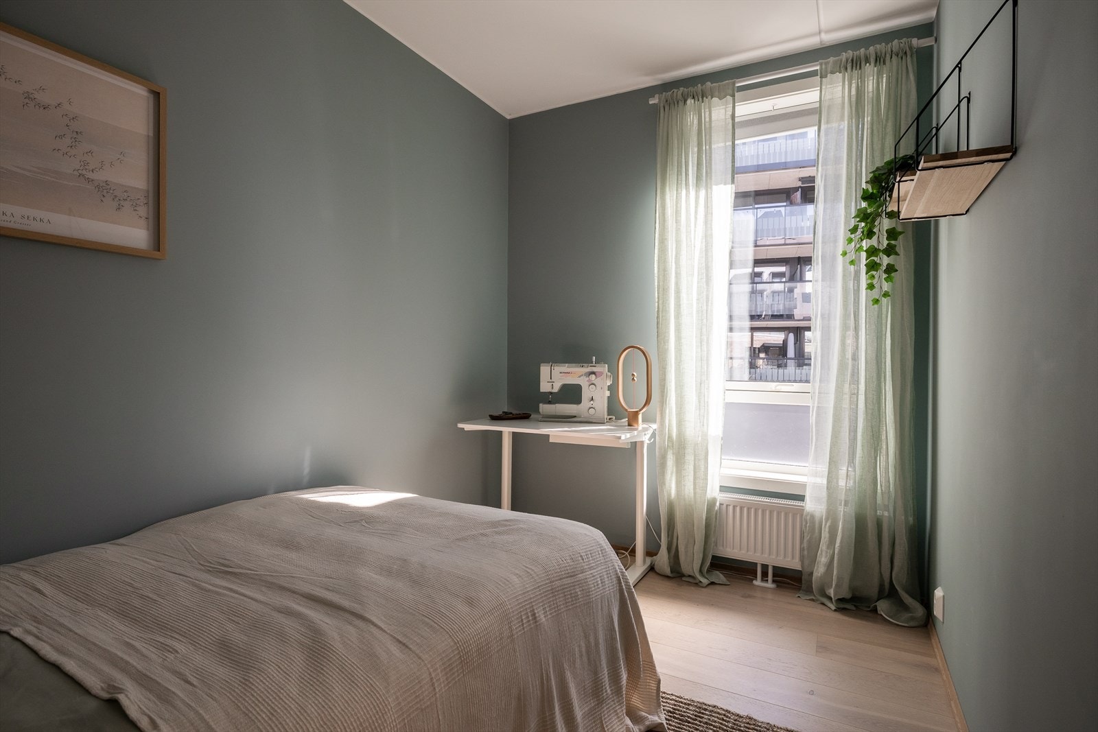Et lyst og luftig soverom 2 med plass til seng, skrivepult, kommode og andre møbler etter behov. Galleribilde