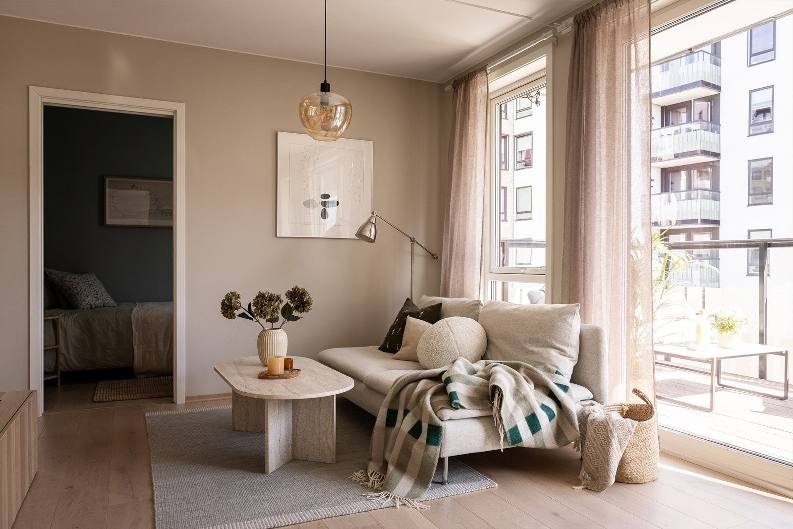 Leiligheten har en meget god planløsning med naturlig sone for sofa seksjon og spisebord. Galleribilde