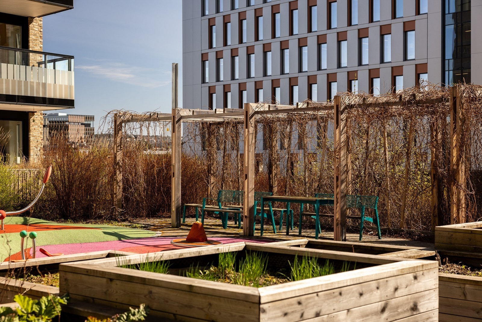 Pent opparbeidede fellesområder med lekearealer for de små og hyggelig pergola med sittegrupper. Plantekasser for de med grønne fingre finner du også her. Galleribilde