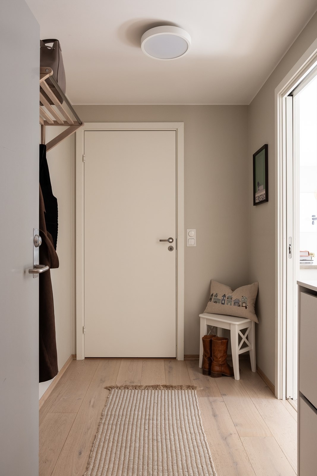 Her er det plass til å henge fra seg yttertøy, og rommet kan enkelt innredes med en kommode eller skoskap for ekstra oppbevaring. I tillegg disponerer leiligheten en kjellerbod på ca. 9 kvm. Galleribilde