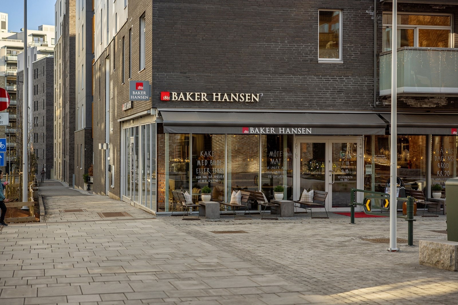 Rett rundt hjørnet finnes også den populære nabolagsfavoritten Baker Hansen. Her er det koselig å kjøpe ferskt brød til hyggelige frokoster i helgene eller nyte en kaffe på uteserveringen. Galleribilde