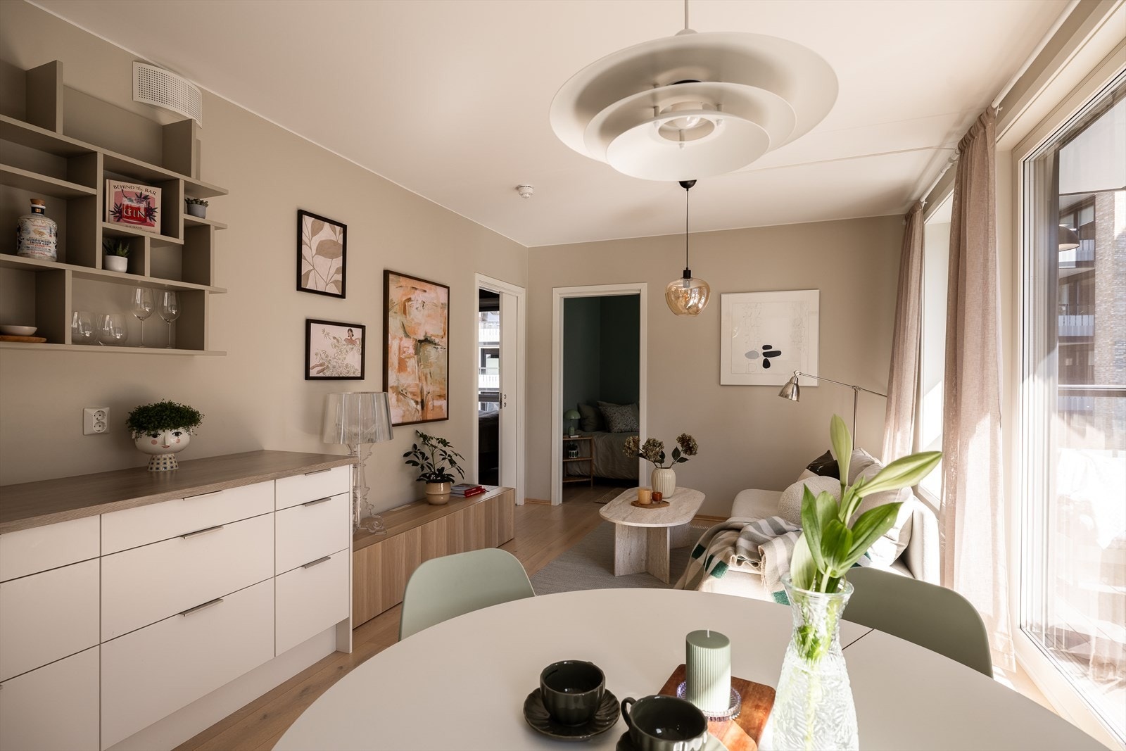 Stue og kjøkken er et åpent og sosialt rom med perfekt plassering av spiseplassen i senter av rommet! Galleribilde