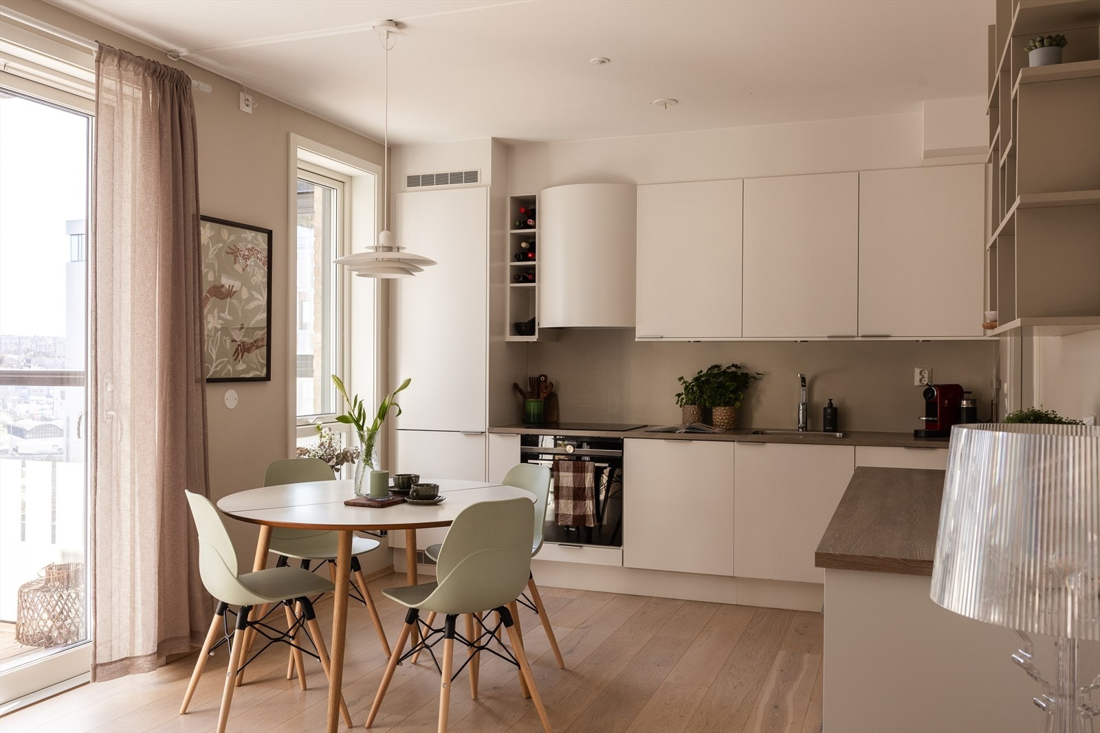 Naturlig sone for plassering av spisebord hvor du kan ha hyggelige middager med familie og venner. Galleribilde