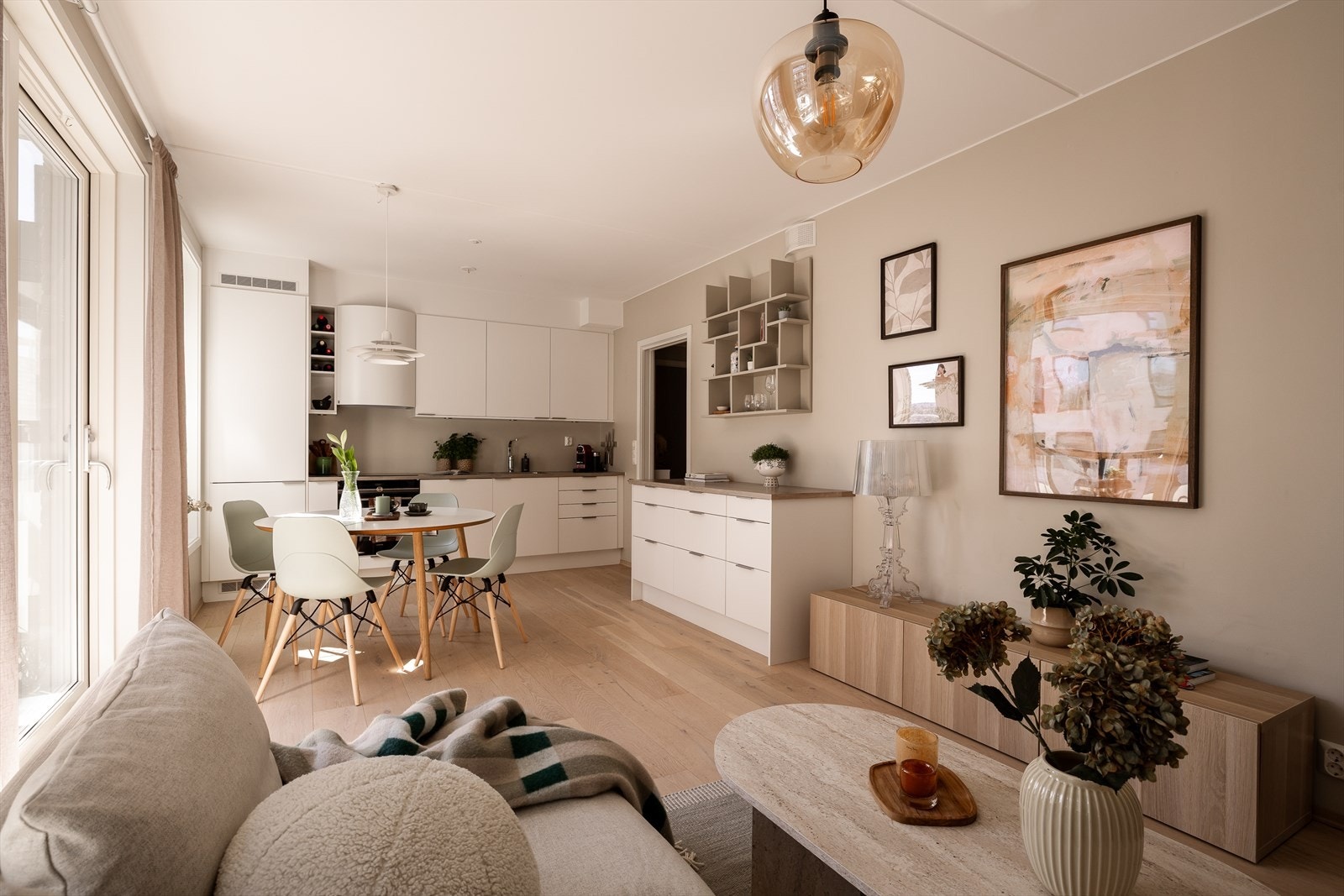 Leiligheten er oppført i 2020 og har således en gjennomgående og moderne standard som kombinert med en god planløsning gjøre dette til en flott bolig med god romfølelse. Galleribilde