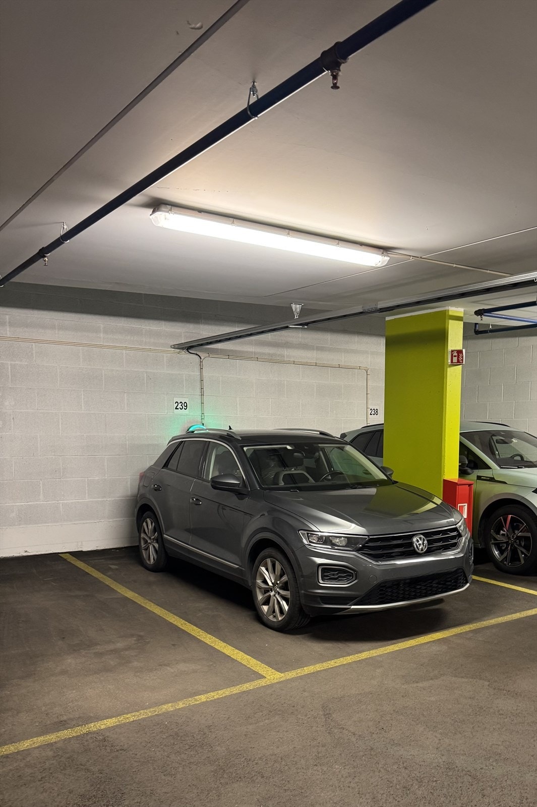 Det medfølger en parkeringsplass med EL-lader (nr. 239) i felles garasjeanlegg. Det er heis fra garasjeplan og opp til leilighetsplan. Garasjen ligger i tillegg med kort vei fra heis. Galleribilde