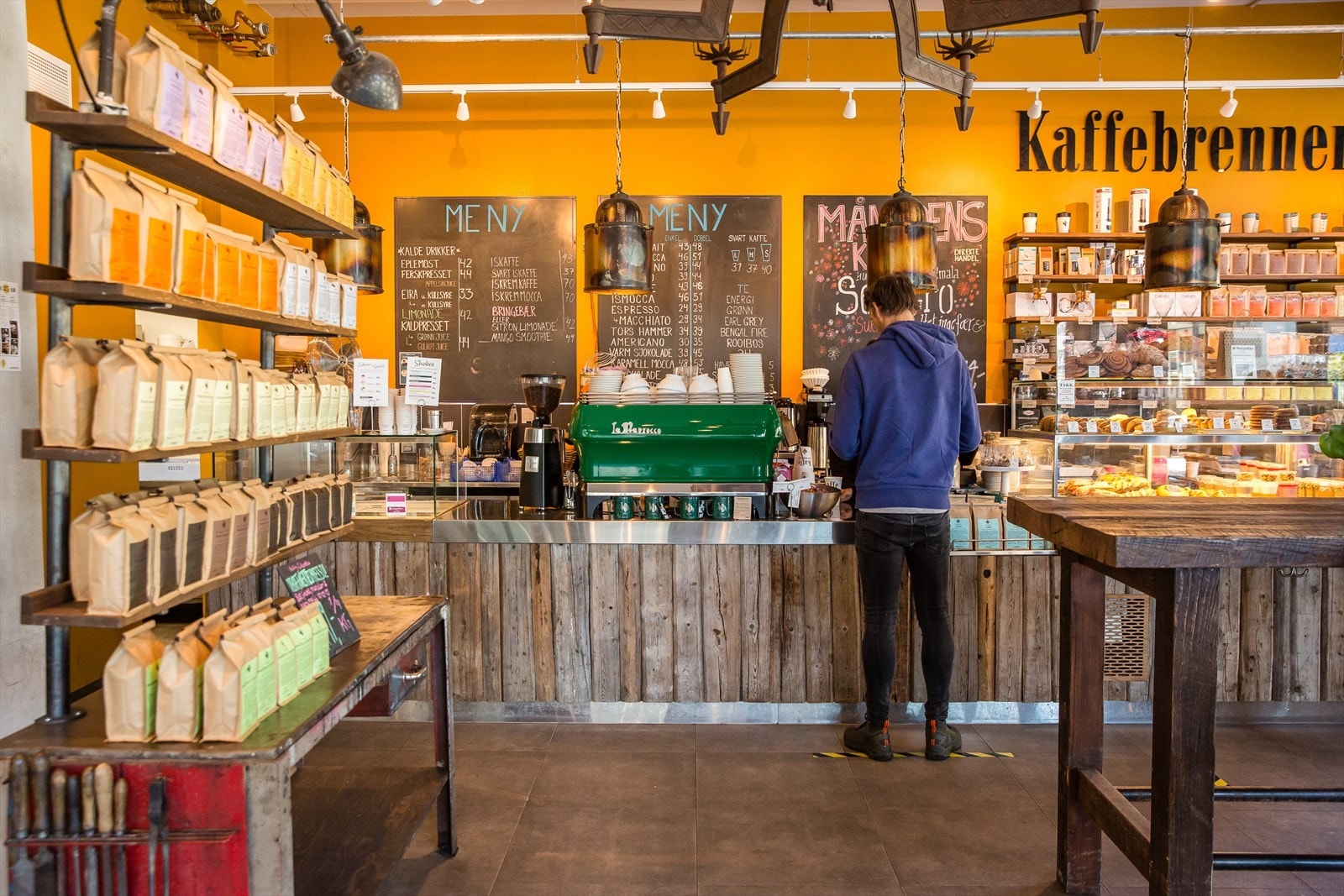 Kafeer innen 1-5 minutters gangavstand på Løren er for eksempel Kaffebrenneriet, Baker Hansen og Baker Nordby, alle med trivelig uteservering på sommerstid. Galleribilde