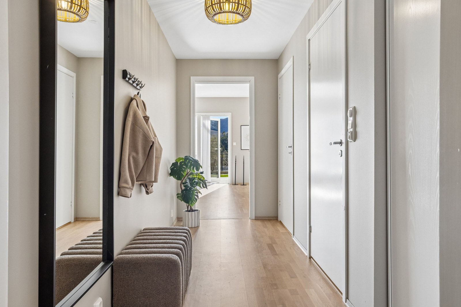 Lys og trivelig gang med klassisk eikeparkett på gulvet (gulvvarme) samt Wilfa skyvedørsgarderobe til oppheng av ytterklær etc. Galleribilde