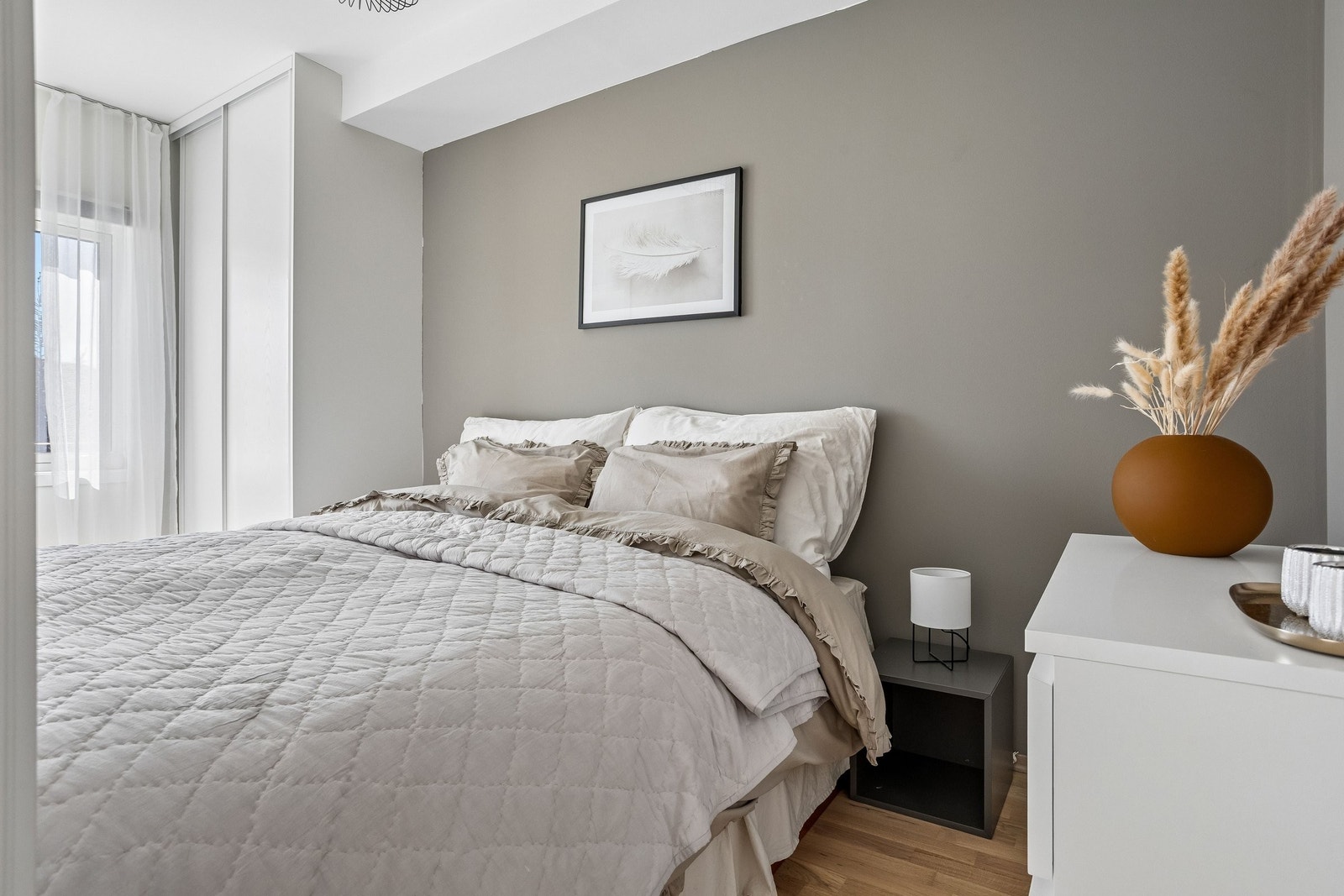 På soverommet er det skyvedørsgarderobe med hvite fronter. Galleribilde