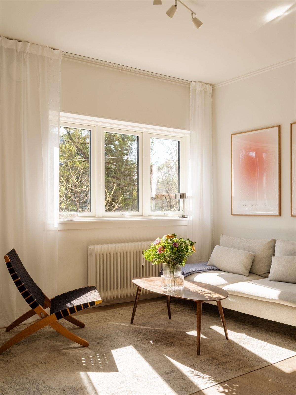 Oppvarming via radiatorer er inkludert i fellesutgifter, noe som gir en jevn og behagelig temperatur, samt lavere strømutgifter. Galleribilde