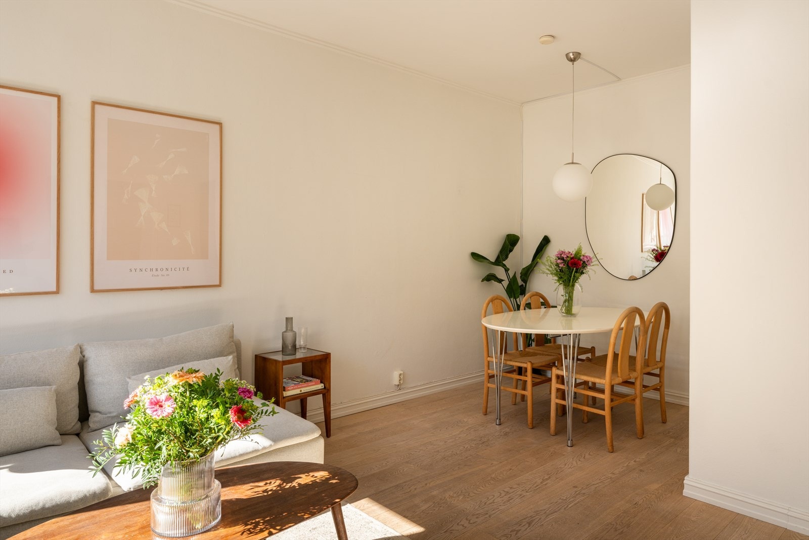 Den store stuen har eget inntrukket hjørne med god plass til langbord for hyggelige middagsselskaper. Galleribilde