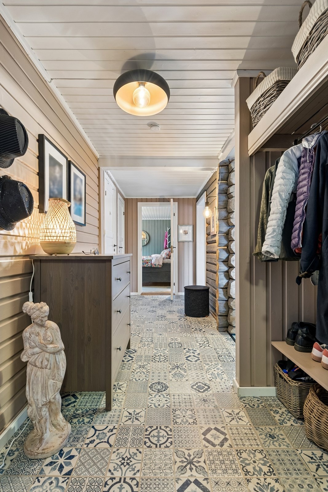 I entréen er det flislagt gulv med gulvvarme og god plass til oppbevaring av yttertøy. Galleribilde