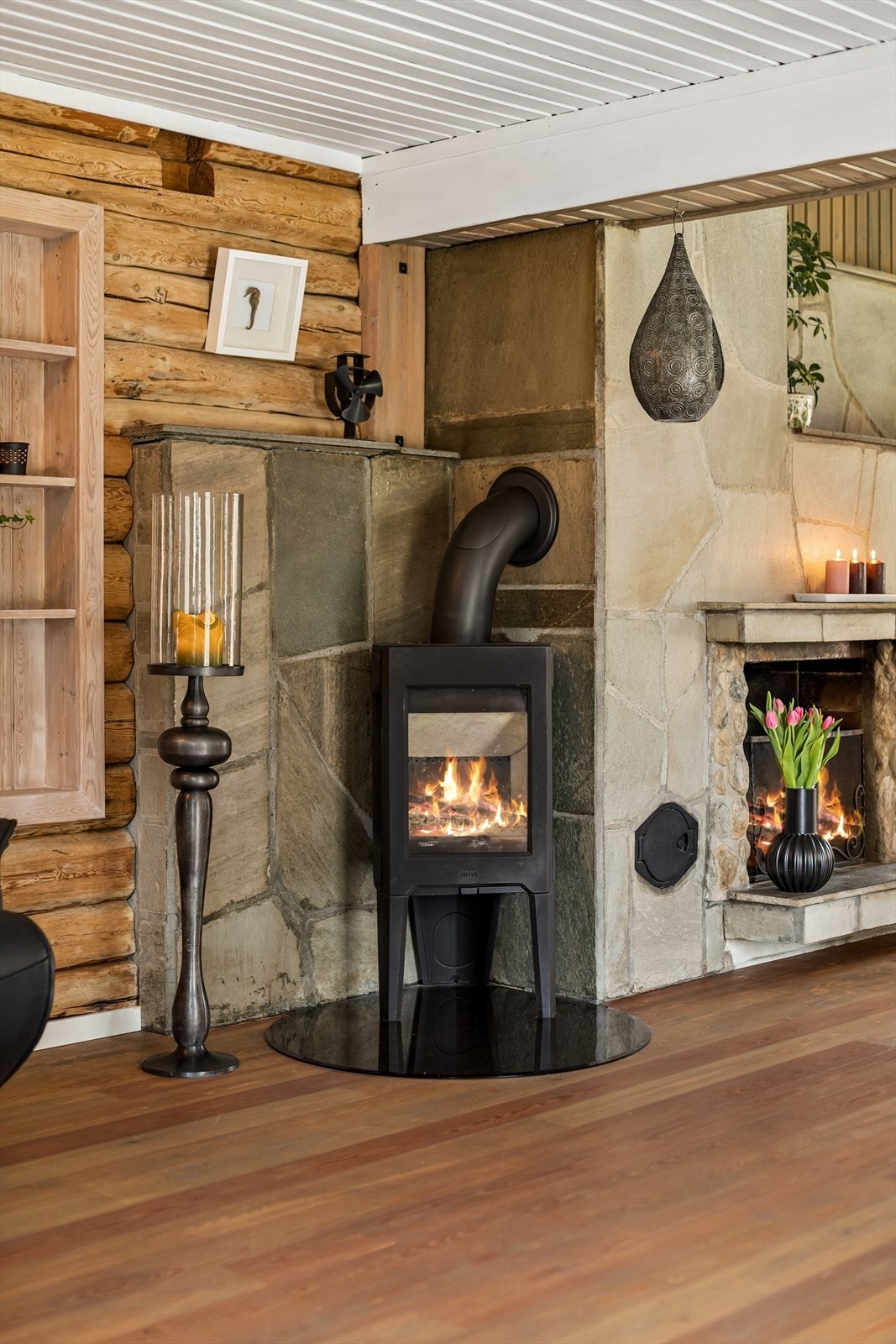 I tillegg til peisen har stuen en peisovn fra 2014, som gir ekstra varme og hygge. Galleribilde