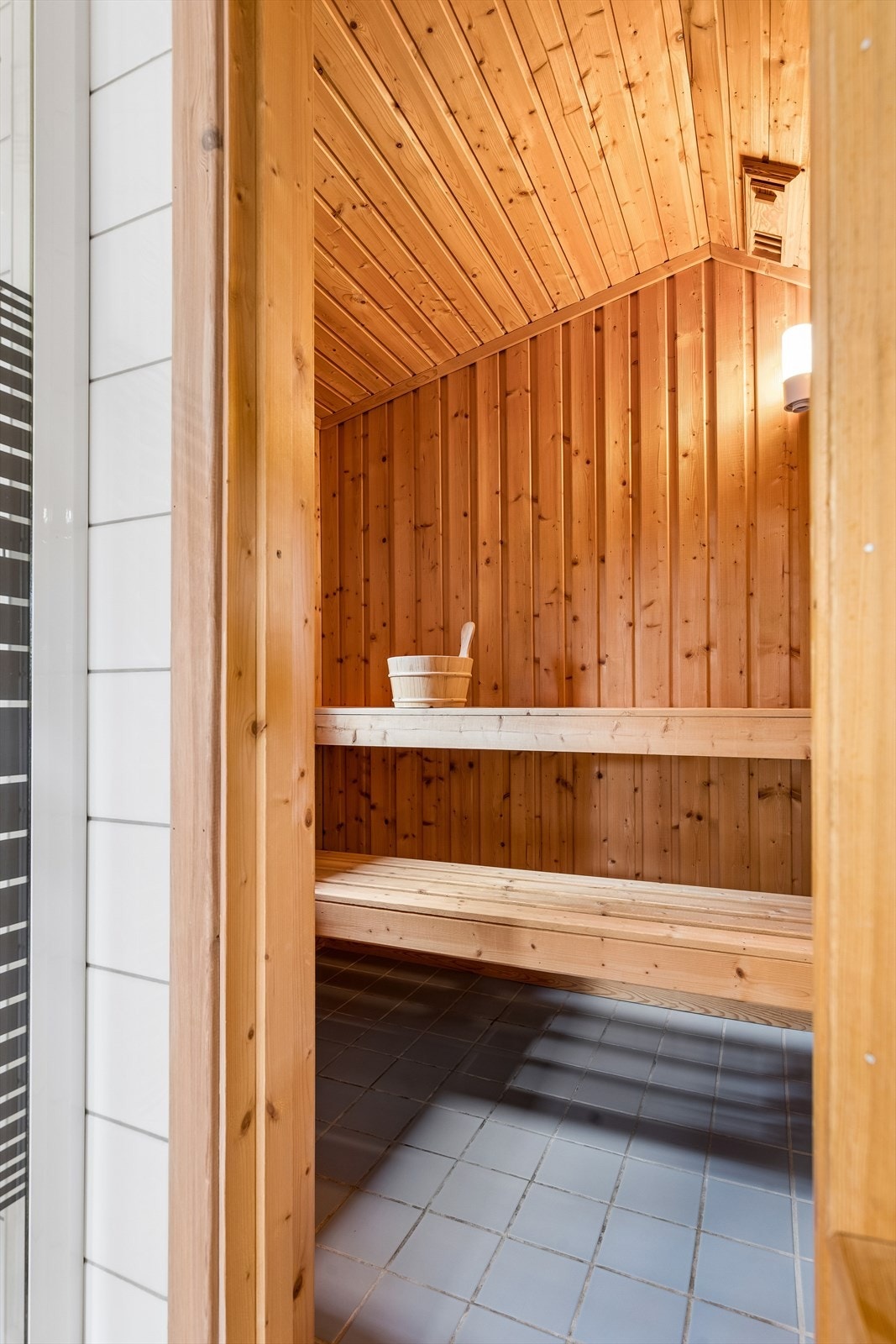 Fra badet er det direkte adkomst til en egen badstue med elektrisk ovn. Galleribilde