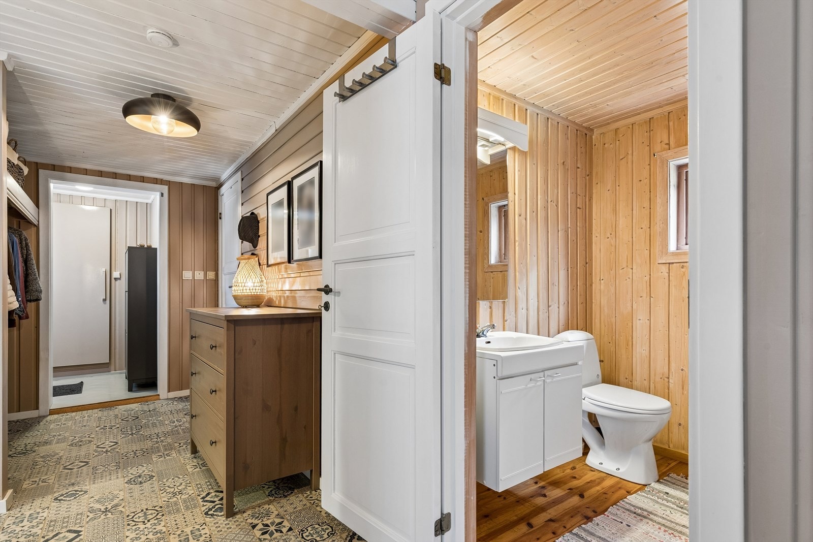 I tillegg til badet har boligen et separat toalettrom. Galleribilde