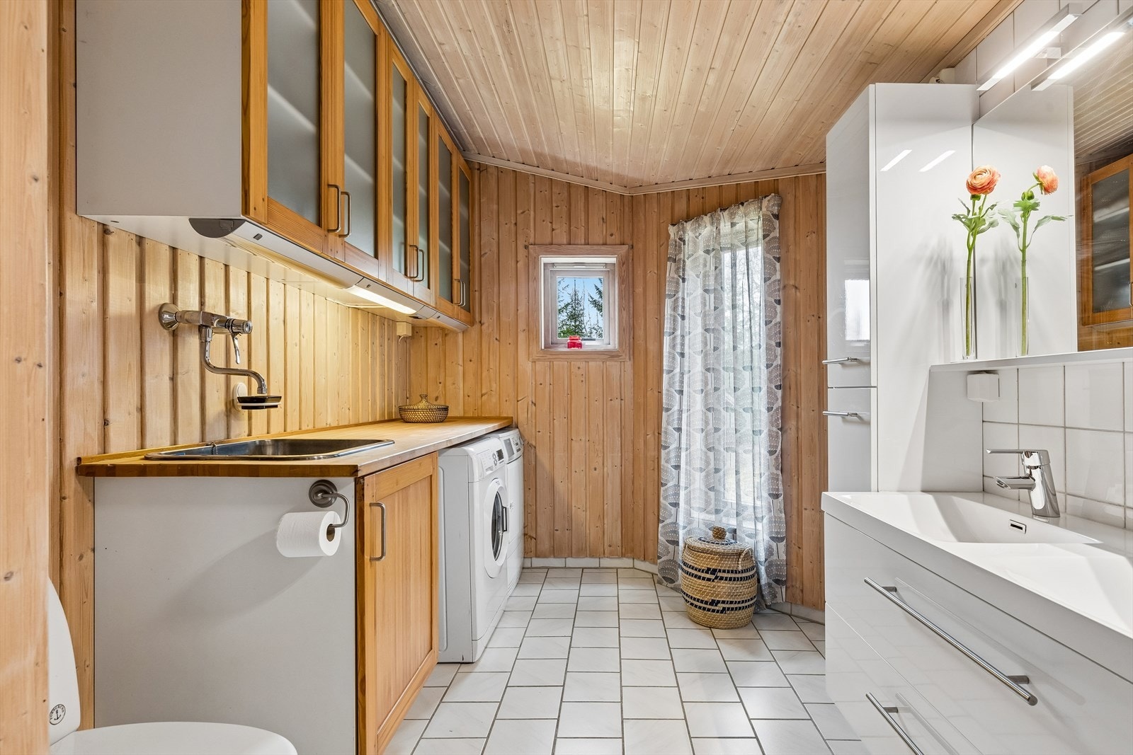 Badet er romslig og fungerer også som vaskerom, med opplegg for vaskemaskin og tørketrommel. Galleribilde