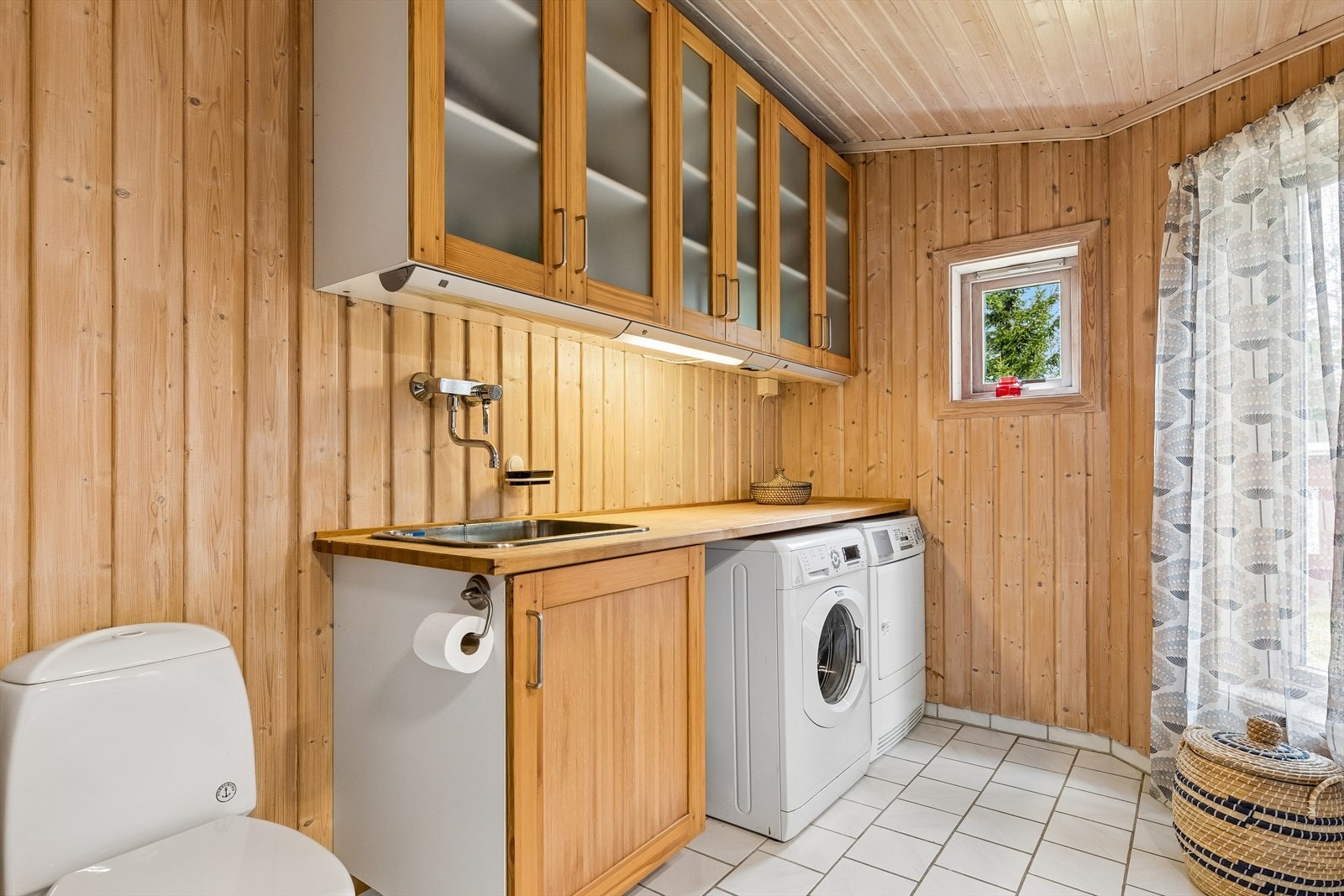 Praktisk benkeinnredning med utslagsvask og god oppbevaringsplass på badet. Galleribilde
