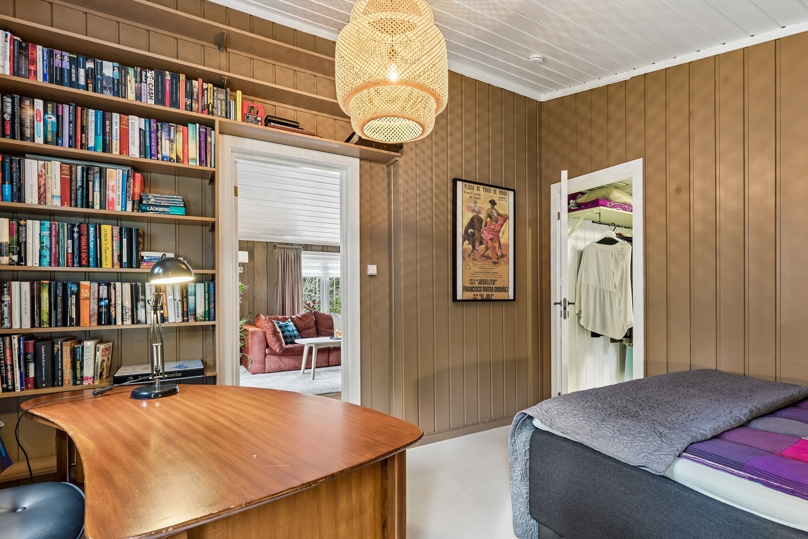 Det andre soverommet er i dag innredet som kontor og bibliotek, med plassbygde hyller. Galleribilde
