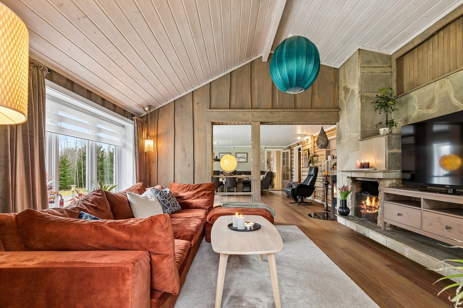 Peisestuen er et naturlig samlingspunkt med skiferbelagt peis som gir lun varme og trivelig stemning. Galleribilde