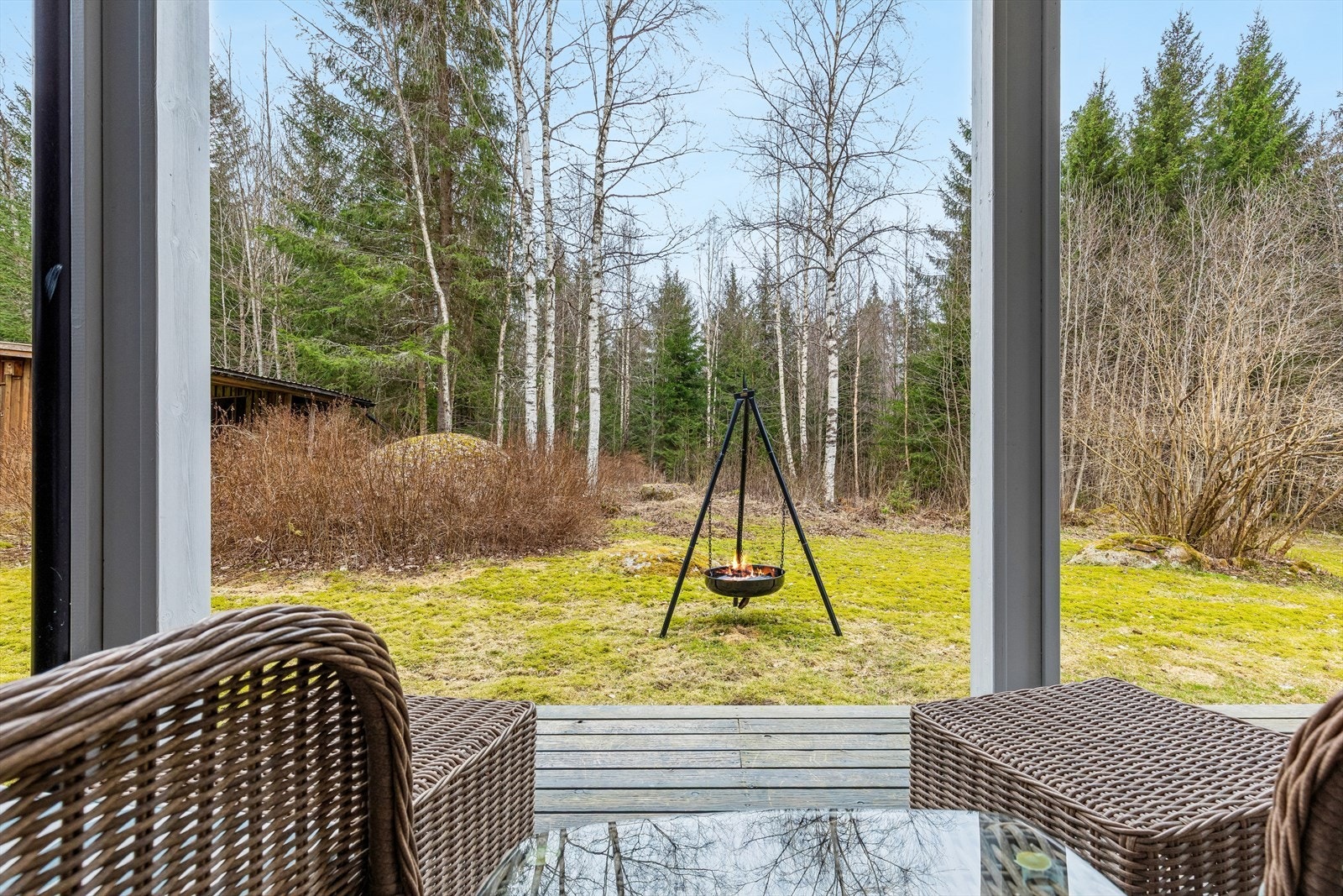 Uteplassen er vendt mot vest og er belagt med skifer. God plass for sittegruppe. Galleribilde