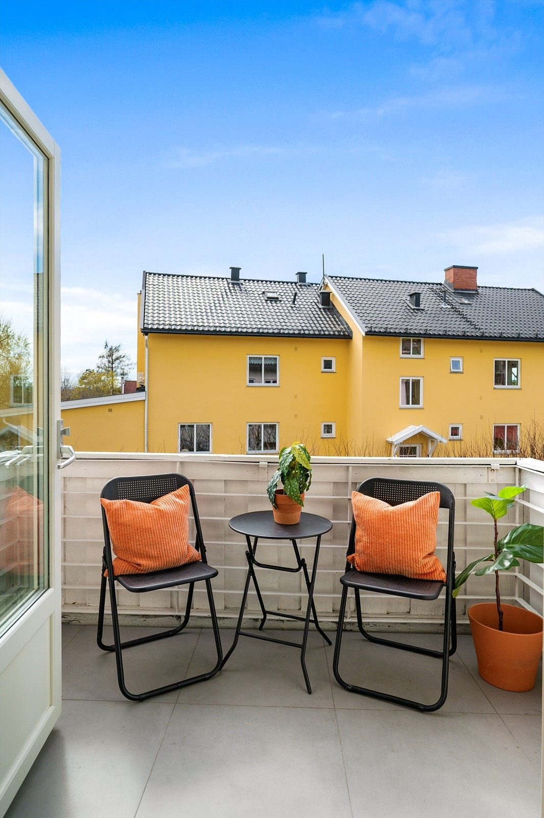 Balkongen er på ca 3.5 kvm og det er plass til å innrede med utemøbler og beplantning Galleribilde