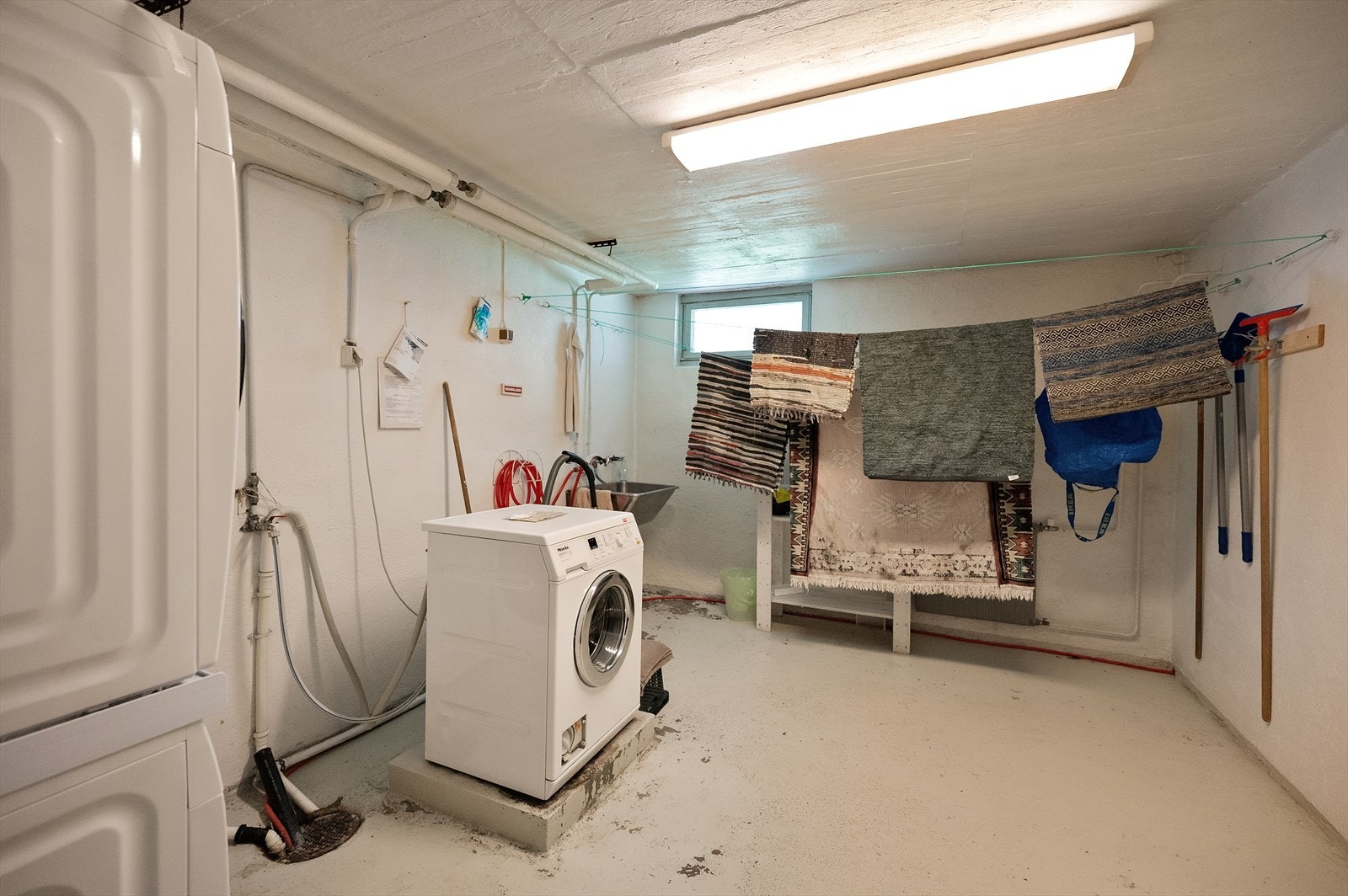 Det er mulighet til å benytte seg av felles vaskeri i kjelleren Galleribilde
