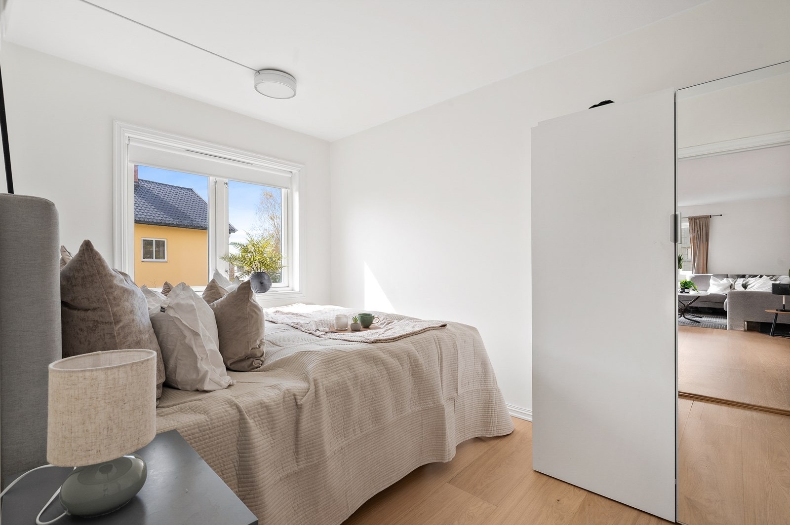 Det er plass til en praktisk garderobeløsning til oppbevaring av klær og sko Galleribilde