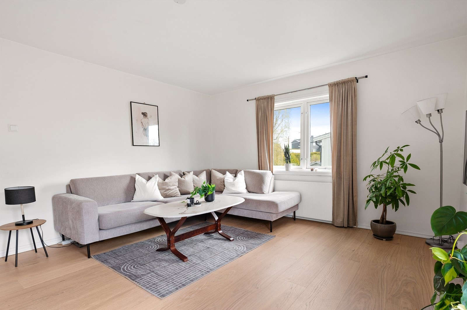 Stuen er lys og har en svært god størrelse Galleribilde