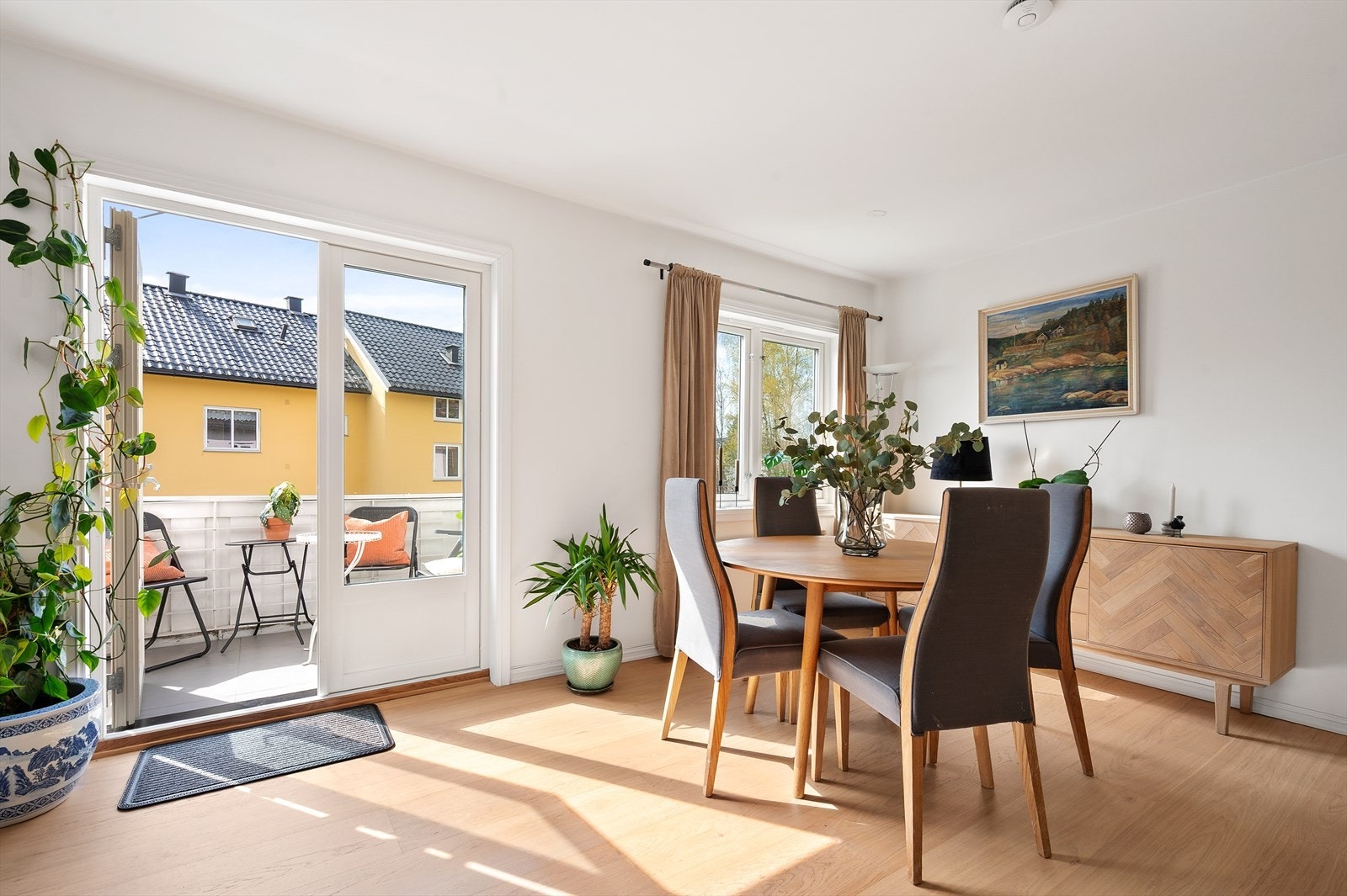 I stuen er det mulig å etablere en hyggelig spiseplass Galleribilde