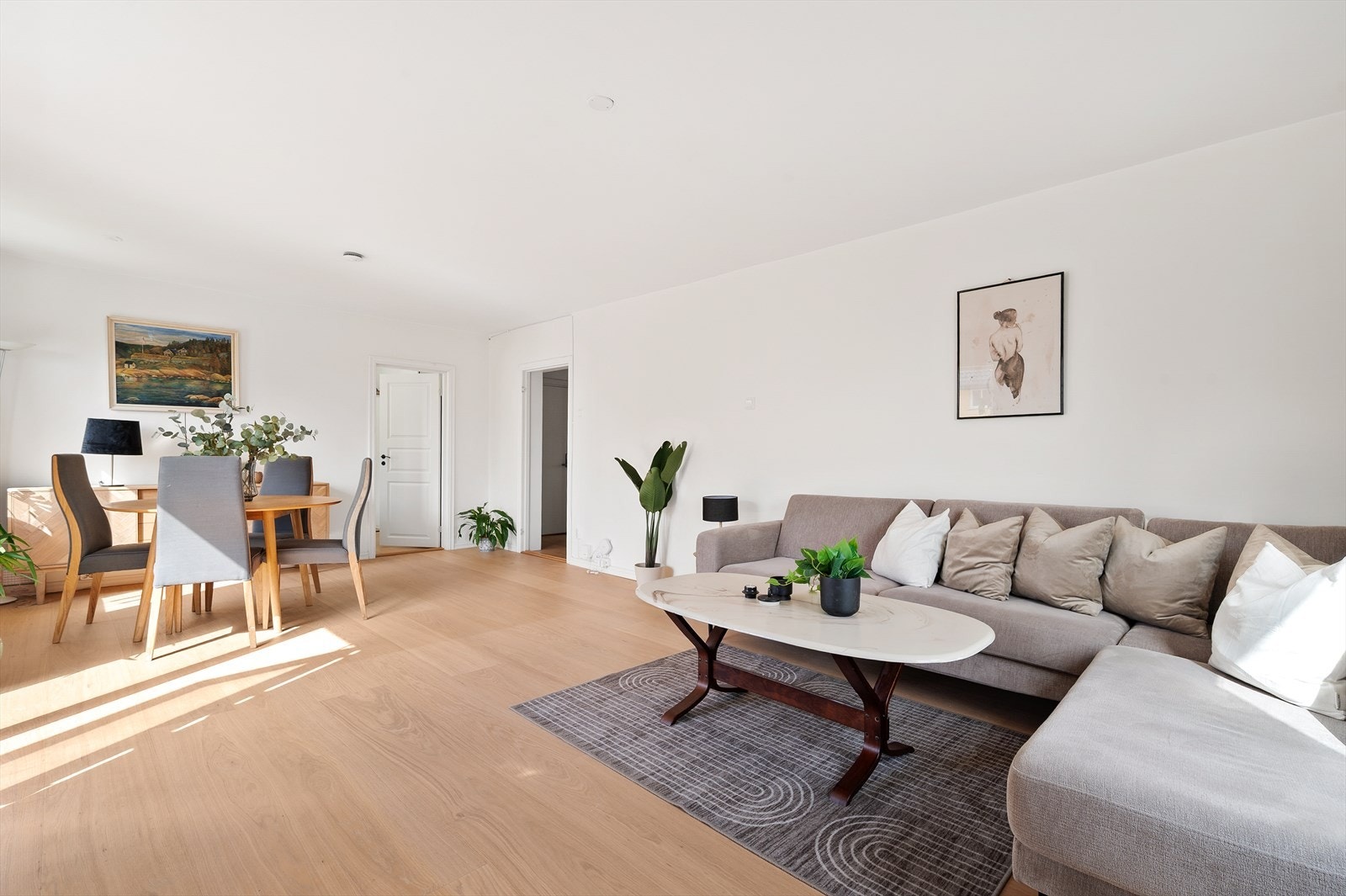 Det er rom for å innrede med en sofagruppe og tilhørende møblement Galleribilde
