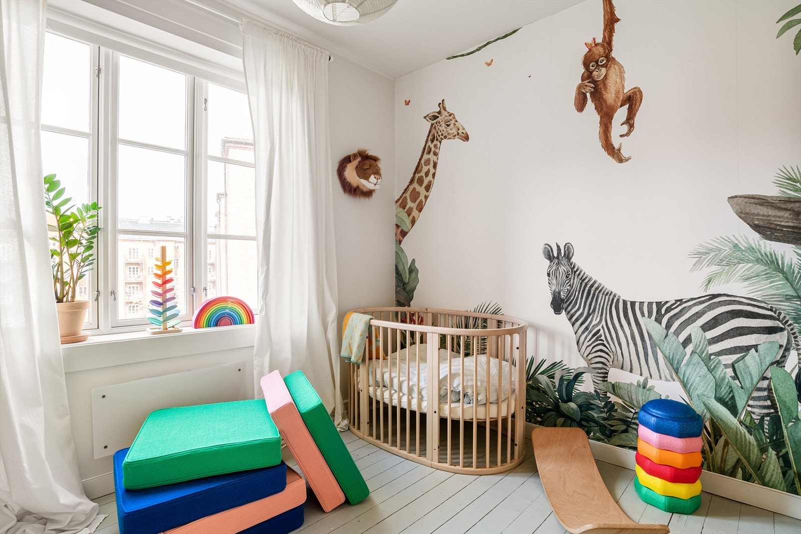 Rommet har i dag huset familiens to barn, men fungerer også ypperlig som et romslig gjesterom eller hjemmekontor. Galleribilde