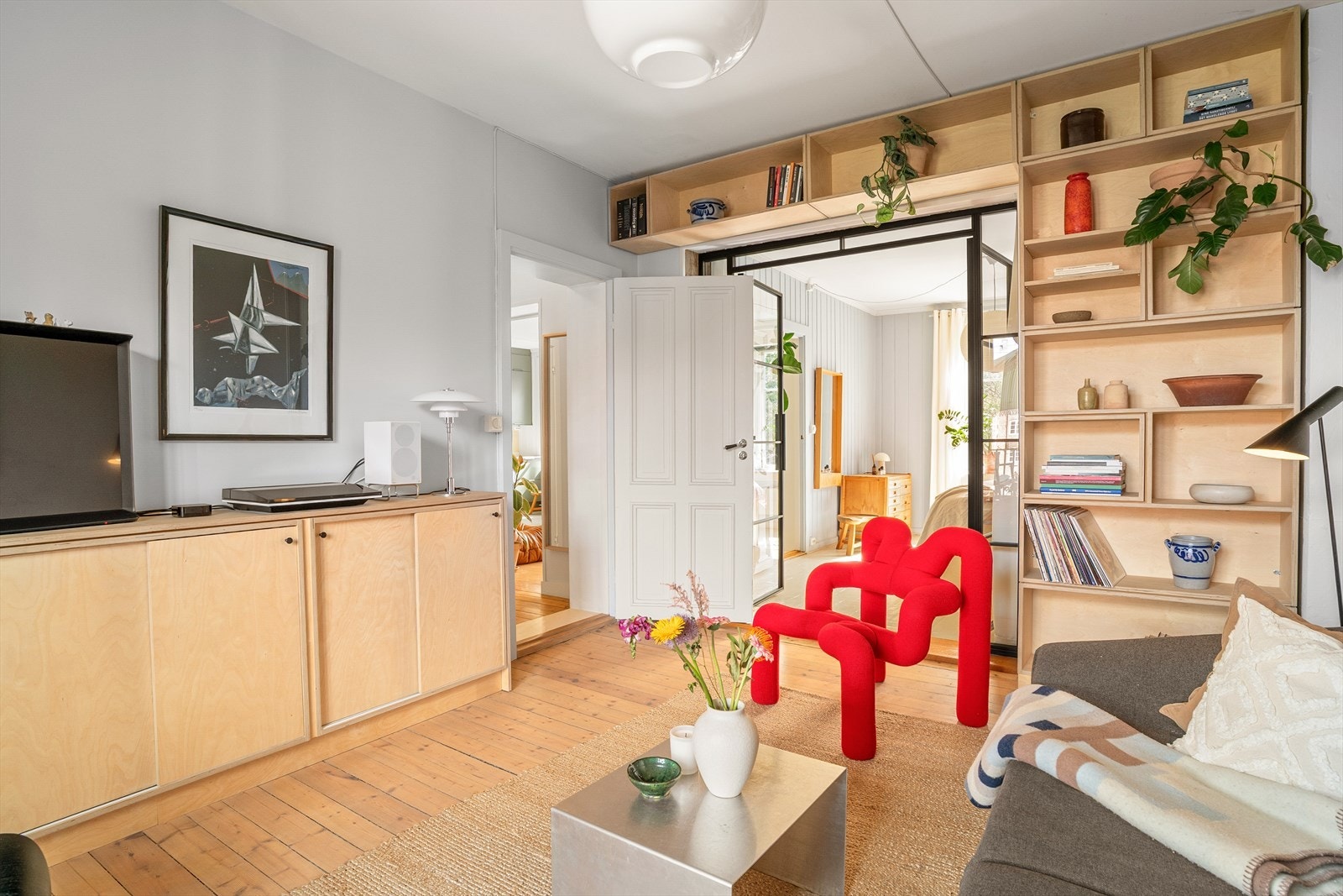 Her har man virkelig forsøkt å optimalisere og utnytte all plass slik at man kan bo i leiligheten gjennom ulike livsfaser. Du kan bo romslig som et par og godt som en familie! Galleribilde