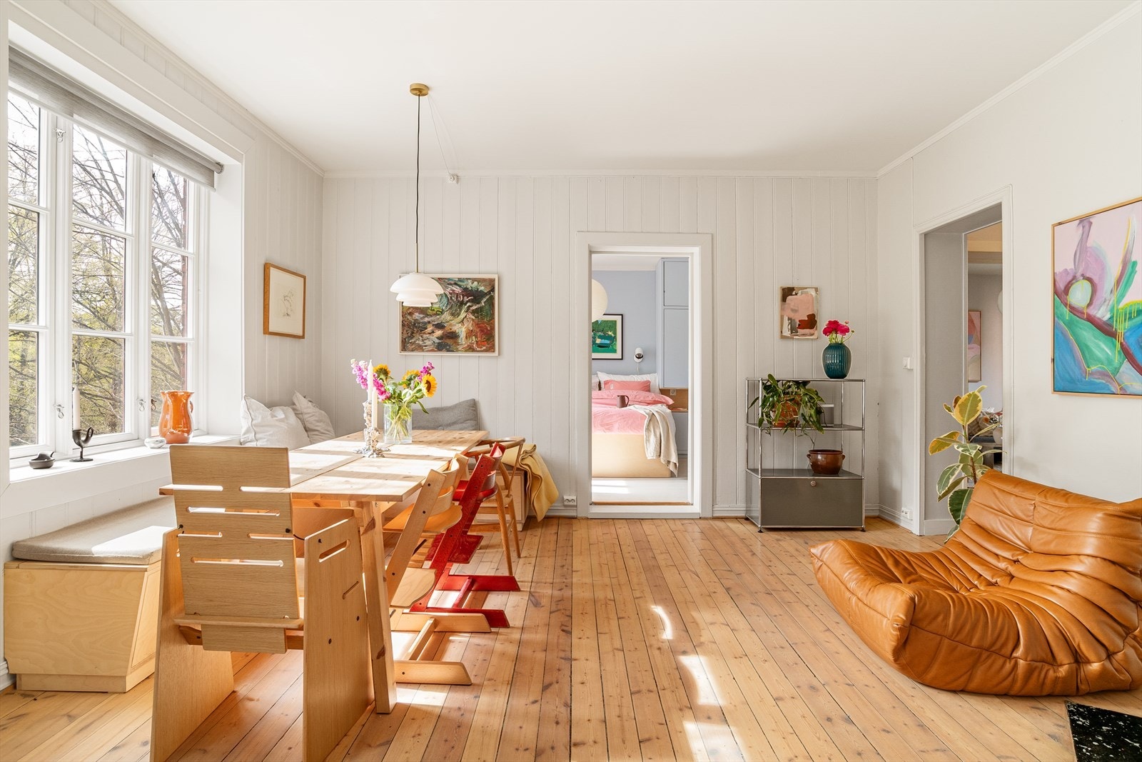 Langs vinduene og i hjørnet er det en plassbygget sittebenk bygget av møbelsnekkeren Splinterhouse i 2020. Galleribilde