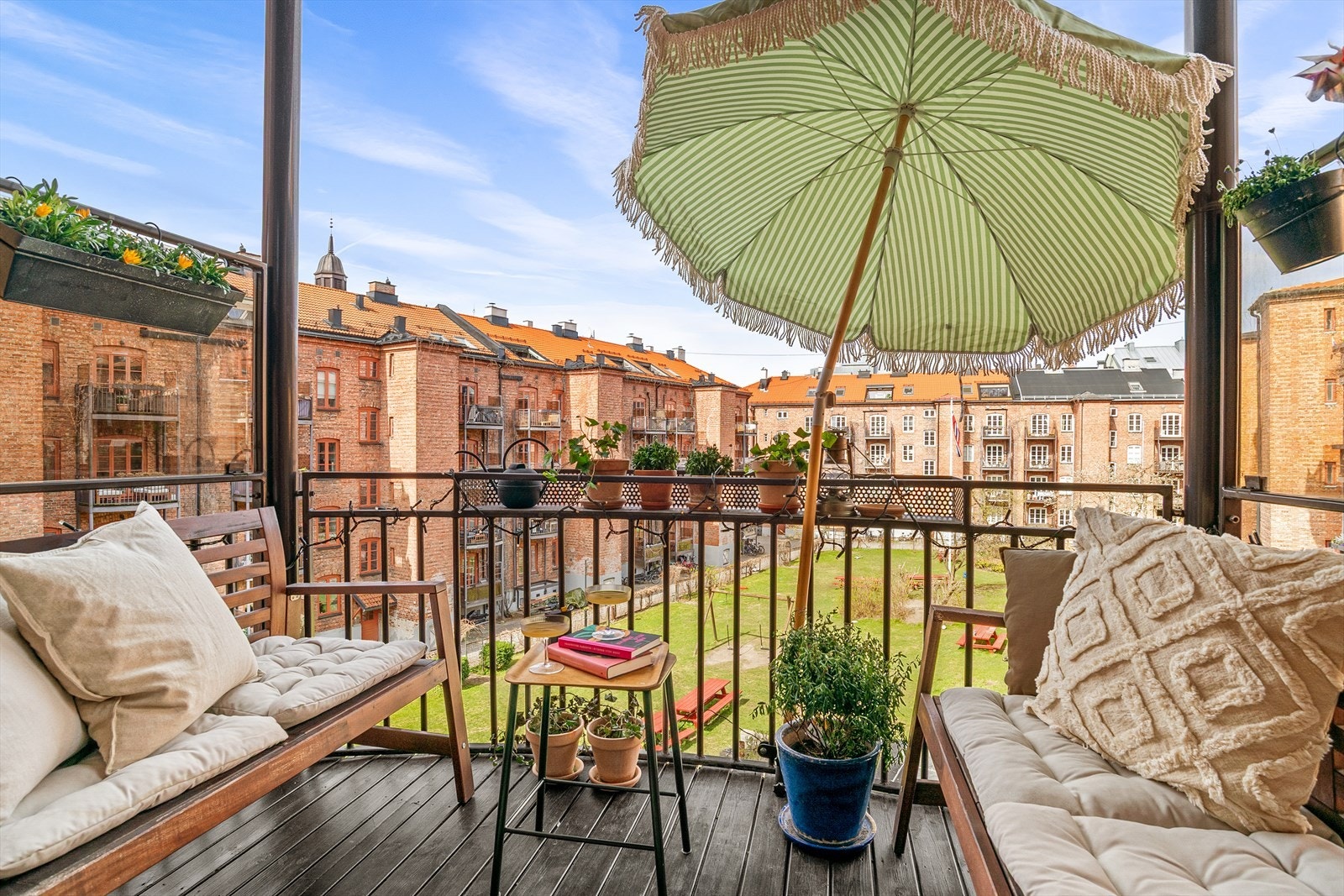 Beliggende høyt og fritt i 3.etasje har du hele den fantastiske bakgården foran dine føtter. Galleribilde