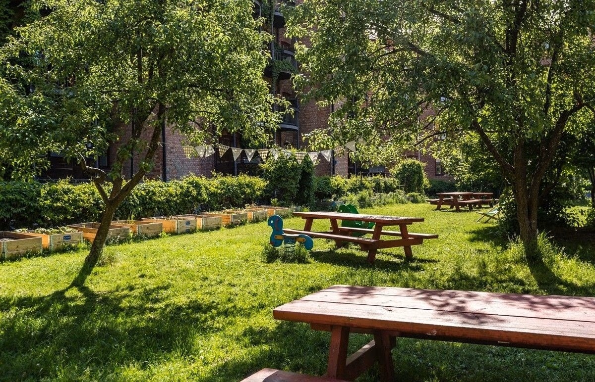 Bakgården er et perfekt sted å tilbringe varme sommerkvelder i selskap med gode venner og naboer. Galleribilde