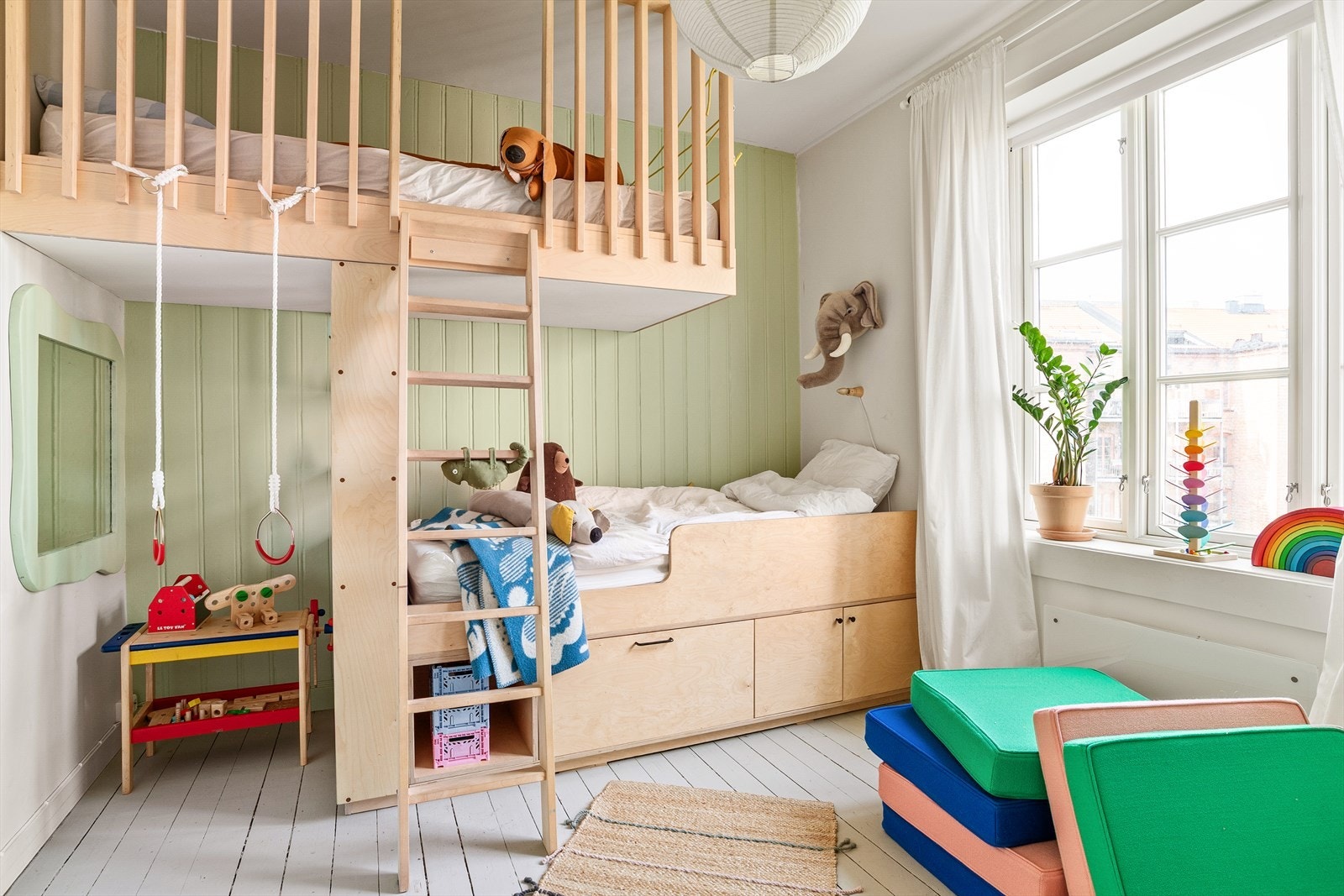 Soverom 2 ligger noe tilbaketrukket fra den sosiale sonen og vender mot bakgården. I dette rommet har man også klart å optimalisere plassutnyttelsen og takhøyden ved å lage flere skreddersydde sengeplasser og lagringsløsninger. Galleribilde