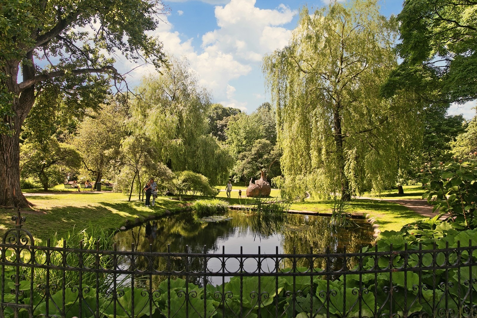 På utsiden av porten ligger også inngangen til Botanisk hage, en idyllisk park med et rikt planteliv som også er en del av Naturhistorisk, Zoologisk og Geologisk museum. Galleribilde