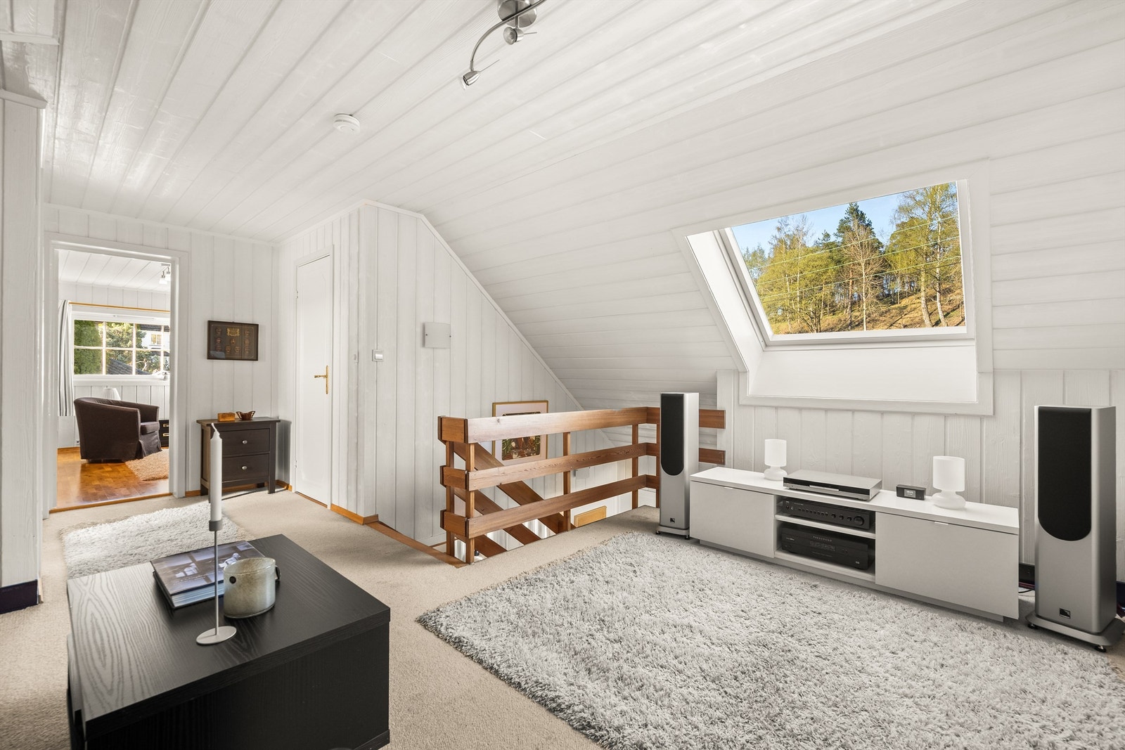 Fra loftstuen er det utsikt mot skogholtet og adkomst til etasjens øvrige rom. Galleribilde