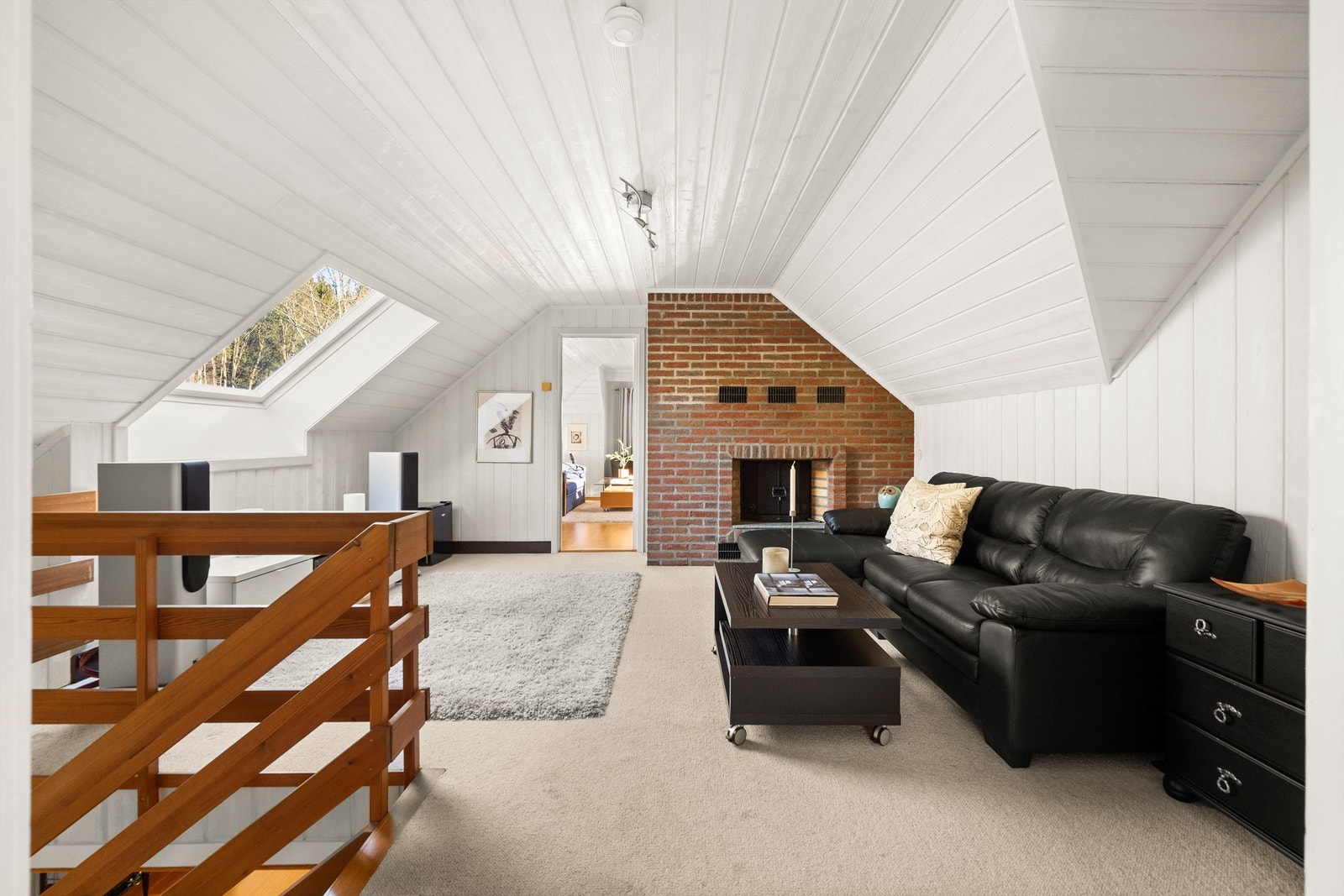 Også loftstuen har en egen peisovn, som gir ekstra varme og hygge. Galleribilde
