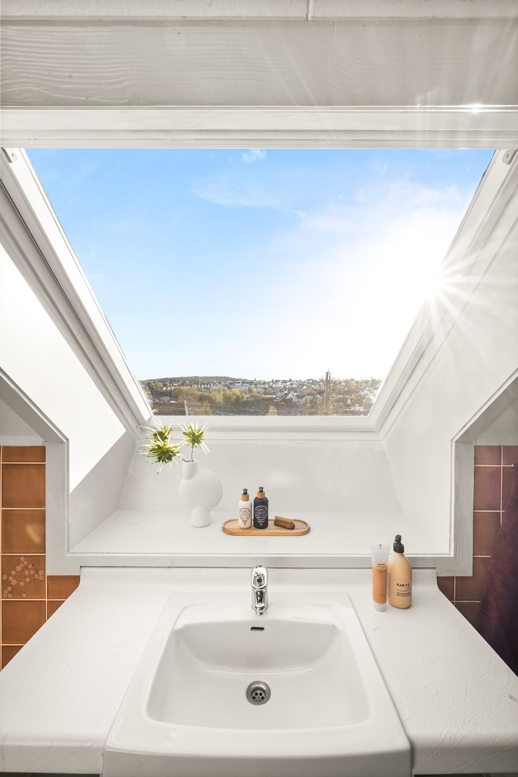 Takvinduet på badet gir ikke bare lys, men også en flott utsikt. Galleribilde