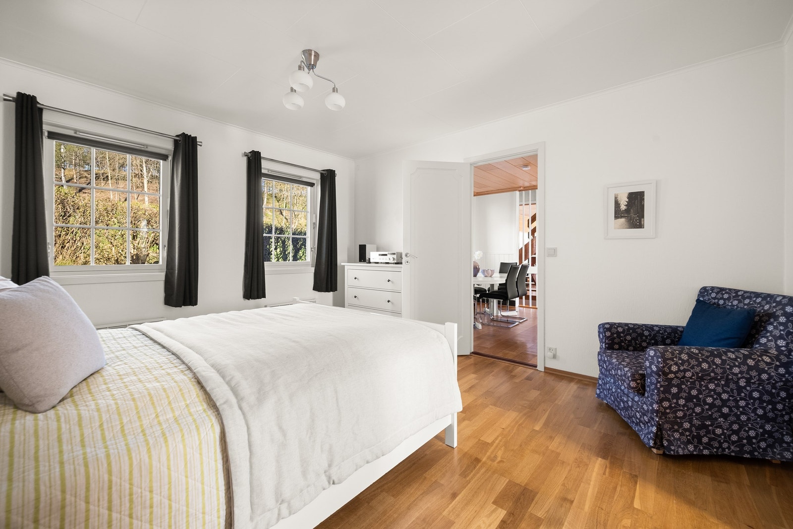 Soverommet har parkett på gulvet og en suite-bad. Galleribilde