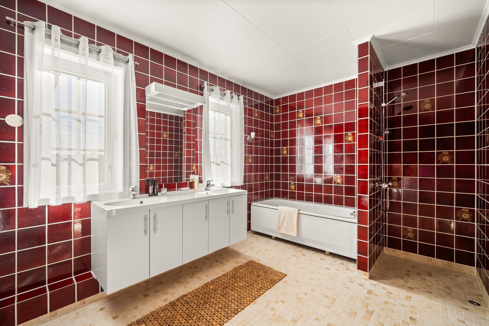 I tillegg til dusj har badet også et badekar. Galleribilde