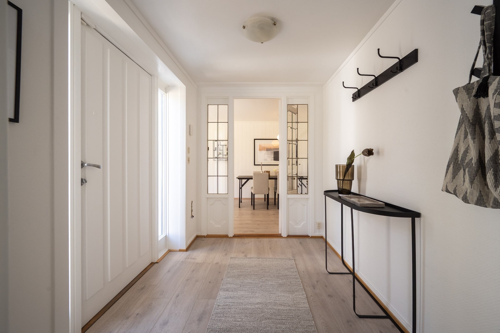 Entréen i den minste delen, har laminatgulv og plass til yttertøy. Galleribilde