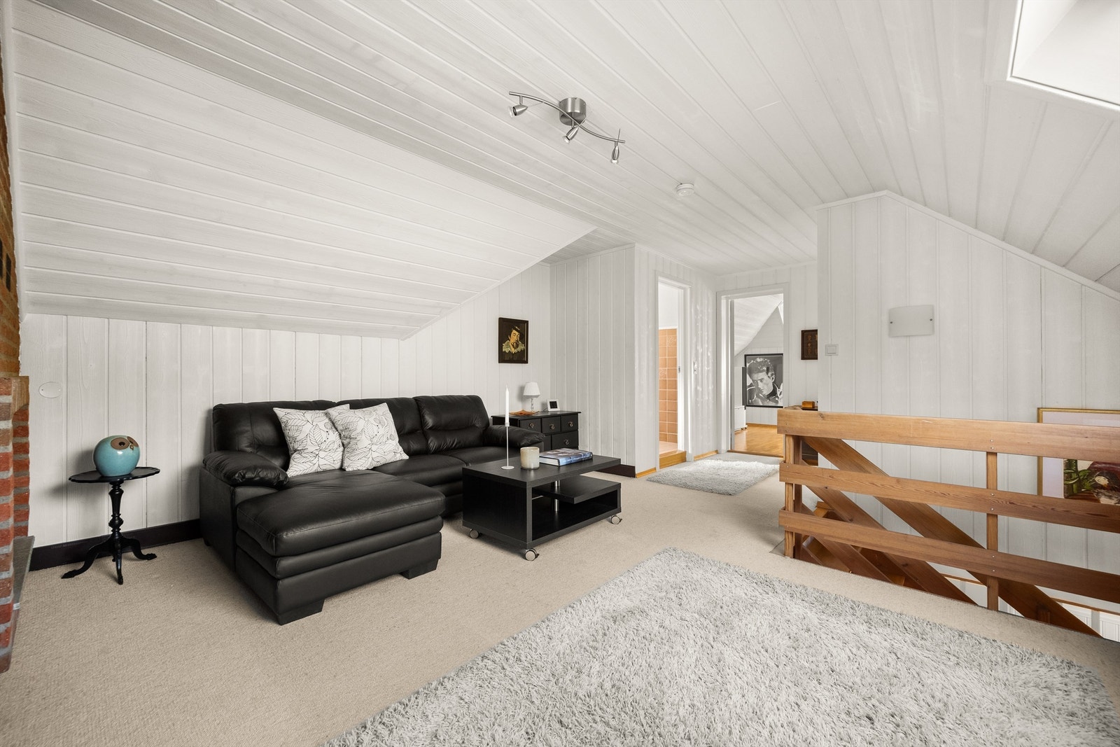 Loftstuen er et lunt og allsidig rom med vegg-til-vegg-teppe og malt panel. Galleribilde