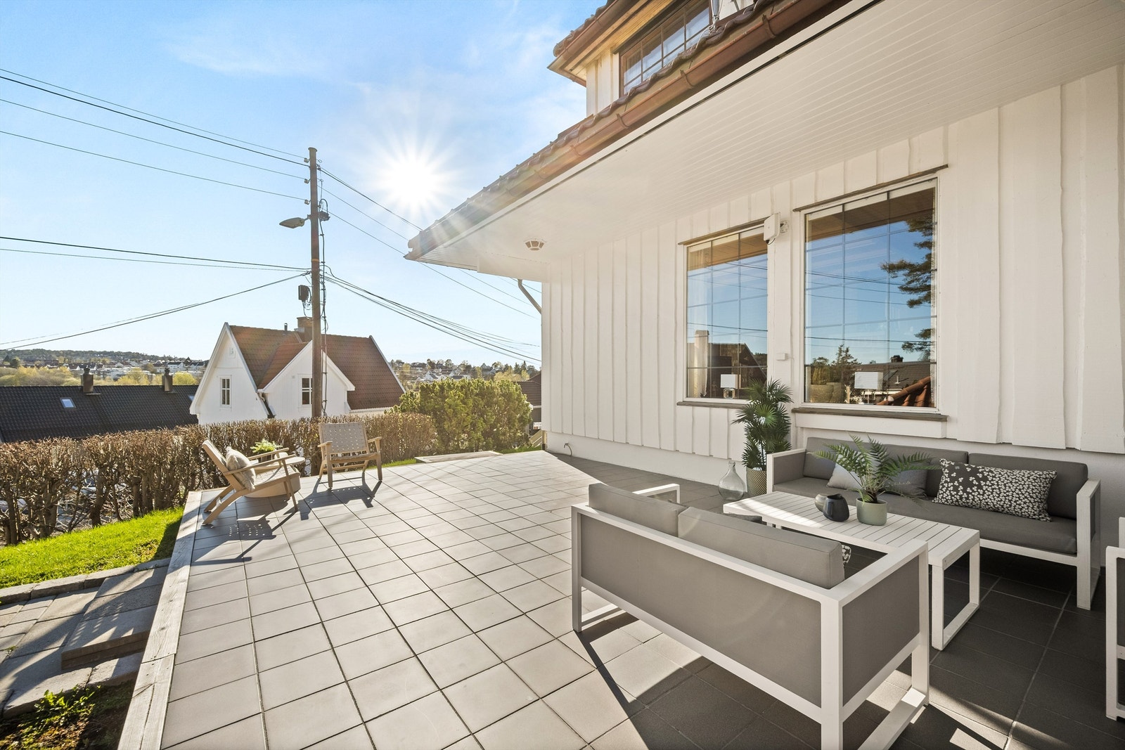 I tillegg til altanen har hoveddelen en stor, sydvendt markterrasse med god plass til utemøbler. Galleribilde
