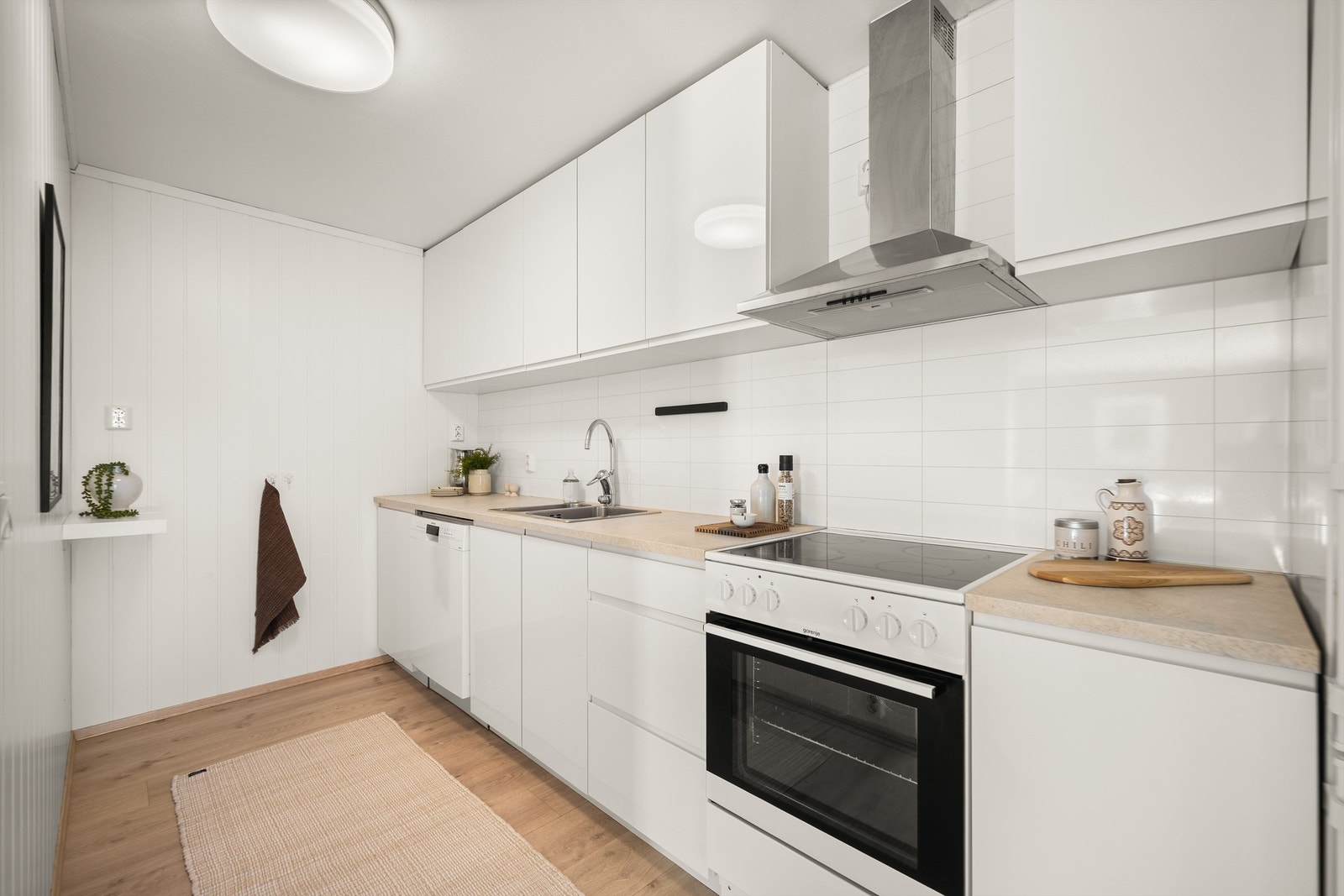 Kjøkkenet i den minste delen, er fra 2018 og har en moderne Kvik-innredning med glatte, hvite fronter. Galleribilde