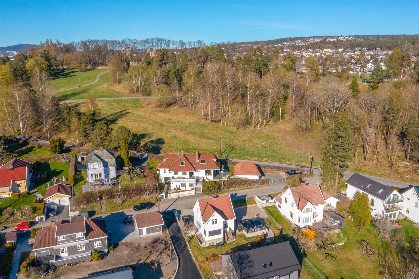 Drone over eiendommen og nærområdet. Nordre Skøyen hovedgård sees på toppen. Galleribilde