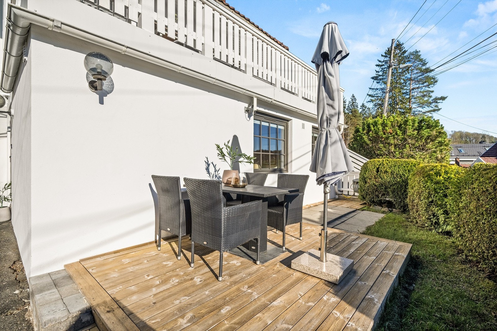 Den mindre delen av tomannsboligen har sin egen uteplass på en vestvendt terrasse. Galleribilde