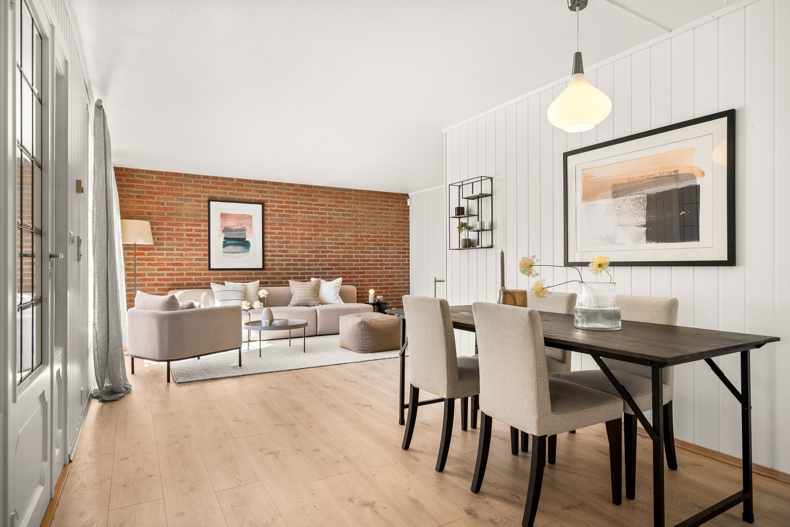 Leiligheten har en åpen løsning med plass til både sofagruppe og spisebord. Galleribilde